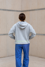 Cargar imagen en el visor de la galería, Sudadera de danza EbbWear Esther Gris con capucha y logo trasero
