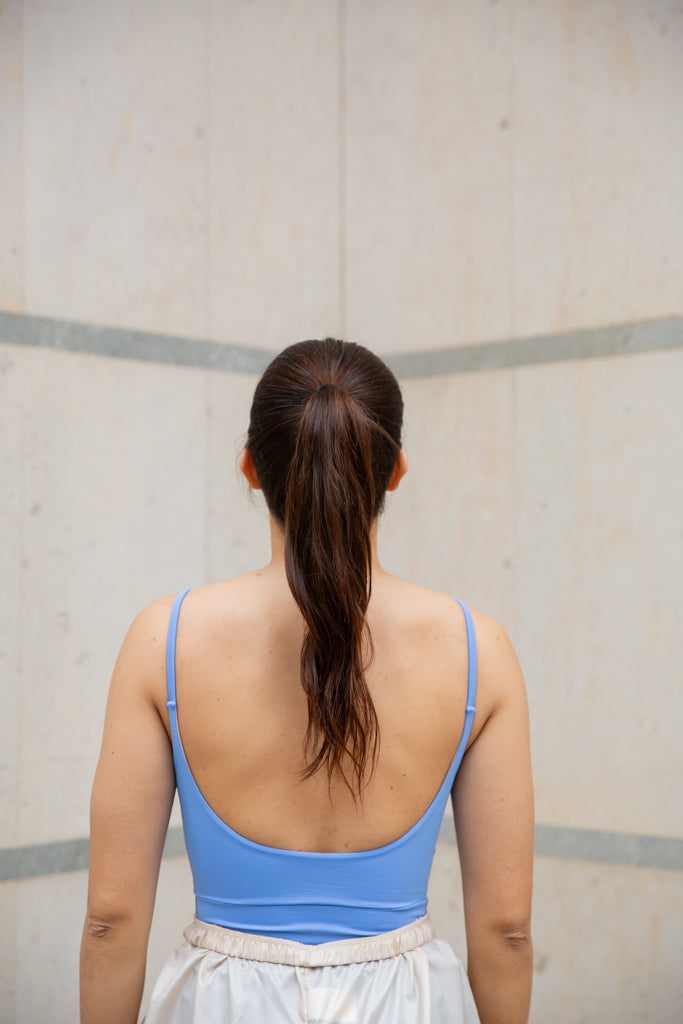 Maillot Intermezzo Alejandra Azulón con tirantes finos y espalda abierta, perfecto para danza contemporánea y ballet.


