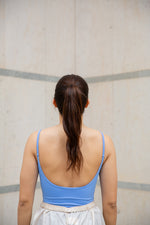 Cargar imagen en el visor de la galería, Maillot Intermezzo Alejandra Azulón con tirantes finos y espalda abierta, perfecto para danza contemporánea y ballet.


