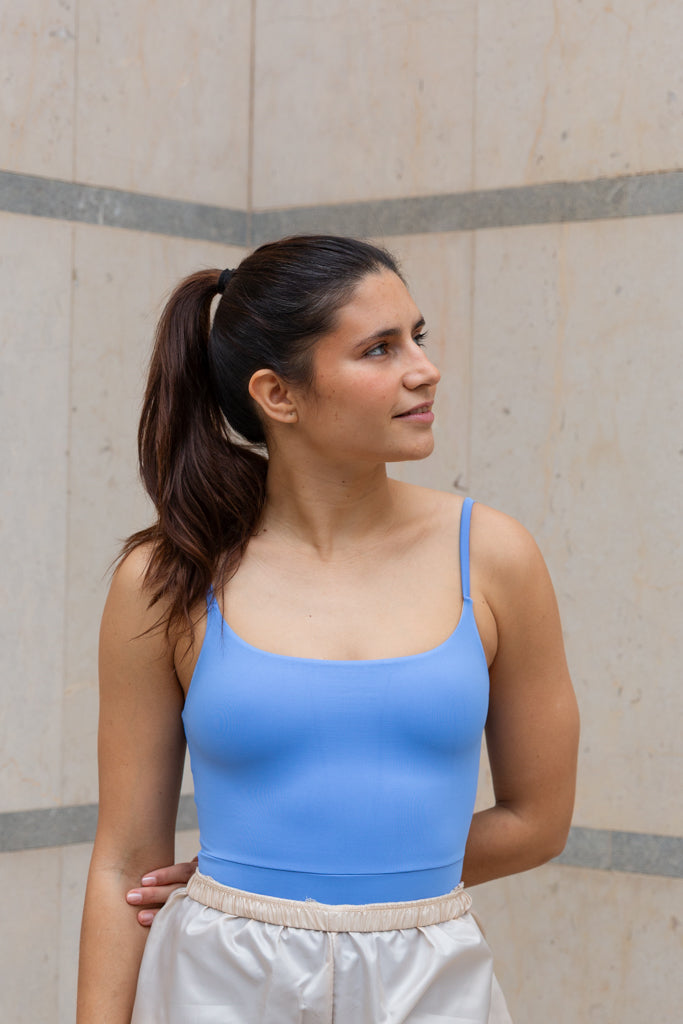 Maillot de danza Intermezzo Alejandra Azulón con tirantes finos y espalda abierta, ideal para clases de ballet.

