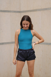 Maillot de danza Intermezzo Matilda Esmeralda con cuello halter y espalda de rejilla, ideal para clases de ballet.

