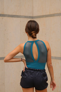 Maillot Matilda Esmeralda Intermezzo con diseño de cuello halter y espalda de rejilla, elegante para ensayos de danza.

