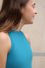 Cargar imagen en el visor de la galería, Maillot Intermezzo Matilda Esmeralda con cuello halter y espalda de rejilla, perfecto para danza moderna y ballet.


