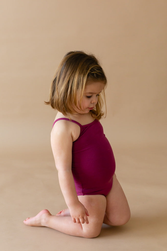 Maillot Lola Granate Intermezzo con tirantes finos y espalda recta, ideal para clases de danza y ballet.

