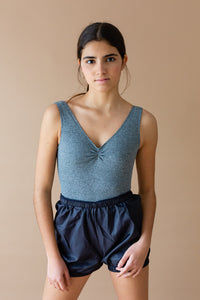 Maillot Intermezzo Paula Gris con tirantes anchos, escote en pico y espalda descubierta, elegante para rutinas de danza.

