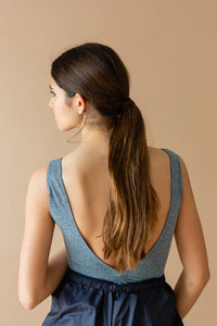 Maillot de danza Intermezzo Paula Gris con escote en pico, tirantes anchos y espalda descubierta, perfecto para ballet.

