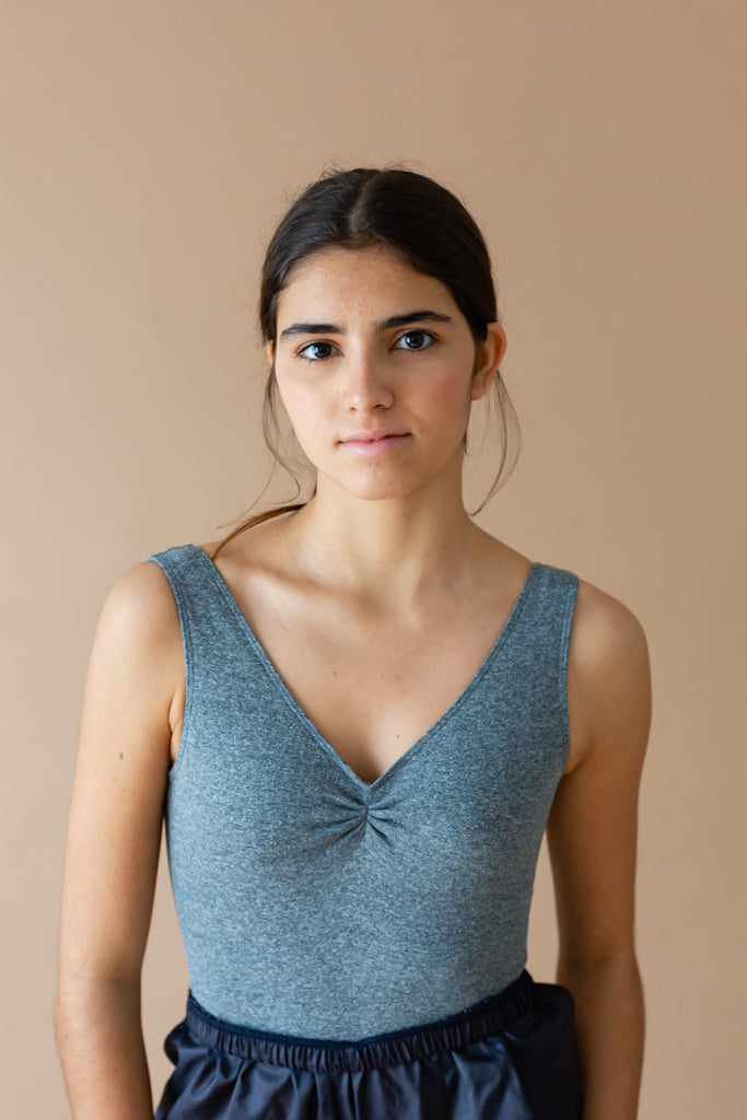 Maillot Paula Gris Intermezzo con tirantes anchos, escote en pico y espalda descubierta, ideal para clases de danza.

