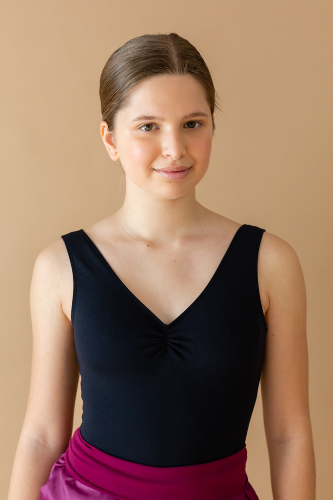 Maillot Paula Negro Intermezzo con tirantes anchos, escote en pico y espalda descubierta para danza moderna.

